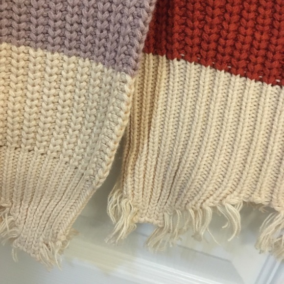 🛍 Distressed Colorblock Sweater - Picture 6 of 7